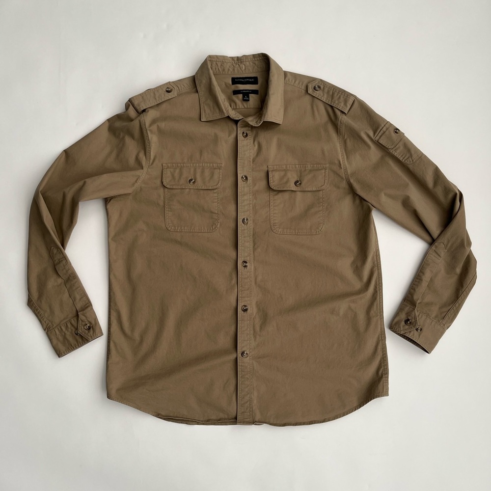 Banana Republic Factory men’s field safari tan button up shirt